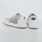 کفش کتونی زنانه نایک جردن وان تراویس JORDAN 1 Travis رنگ طوسی کرم ابروبادی کد 2830 - تصویر 4